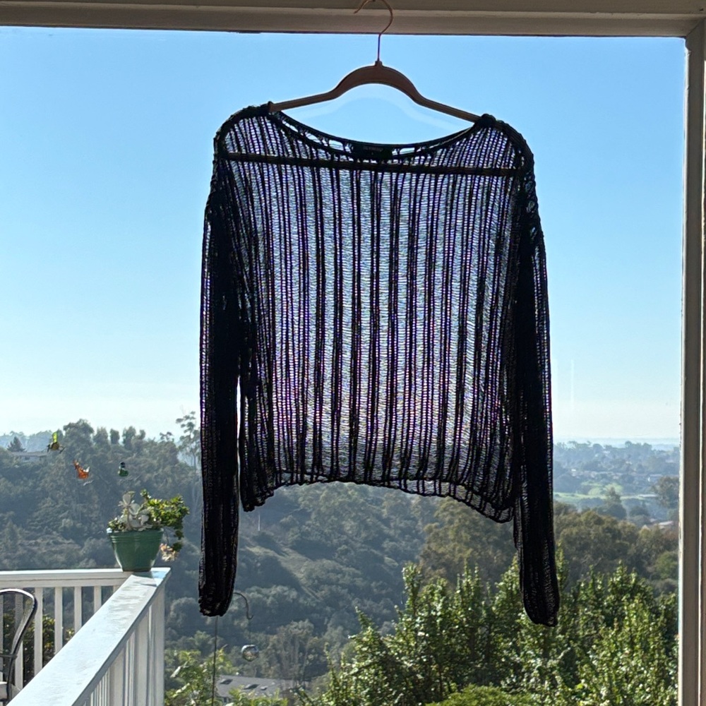Sheer ribbed edgy woman’s pullover. Size L.